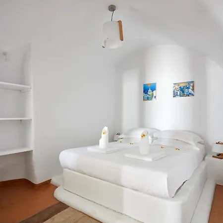 Vila Santorini-treasures Rockside Traditional Emporio (Santorini)